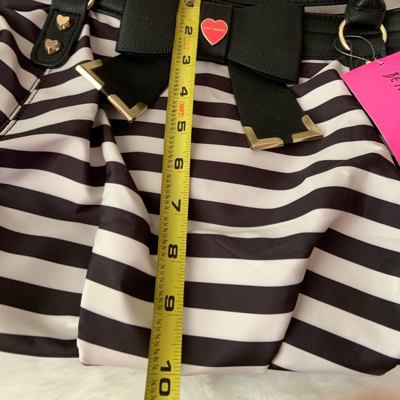 Betsy J satchel - Picture 8 of 10